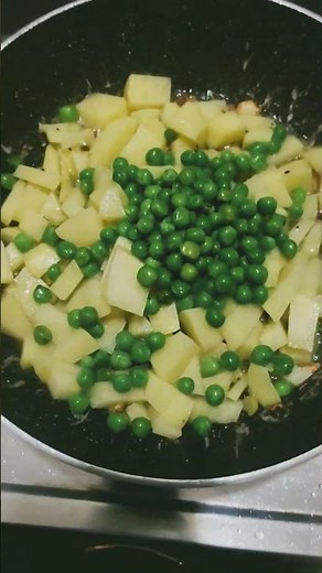 Aloo Matar Recipe With Gravy | Dhaba Style Aloo Mutter Curry | Easy Home-Style Sabzi