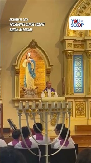 Mass presider serenade churchgoers in Bauan, Batangas at the 8 PM Simbang Gabi | GMA Integrated News