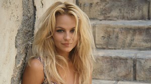 La sorprendente transformación física y capilar de Pamela Anderson desde su adolescencia hasta la actualidad