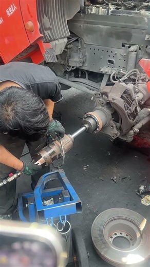 Using a pneumatic puller to remove a truck wheel hub