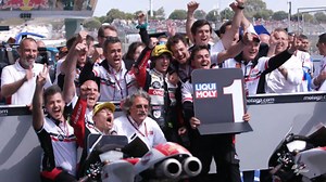 Simoncelli's legend continues with SIC 58 Squadra CORSE first victory 👏 The #Moto3 team, run by Marco Simoncelli's father Paolo, celebrated their first win in Jerez, 15 years after Marco won at the same circuit ❤️ #MotoGP | MotoGP