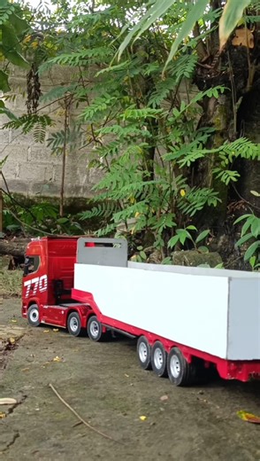 truck trailer gandeng nekat muatan tanah timbun