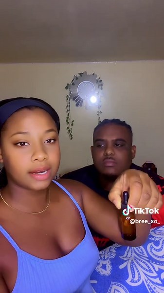 Wiping pee on boyfriend 😂@💙 BlinG NatioN 💙 #fyp #funnycouplevideos #couplescomedy #jamaicatiktok #carribeantiktok #boyfriendprank