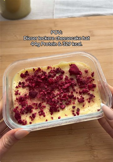 🍓 Vanilla Raspberry Cheesecake 🥣 ZUTATEN * 220 g Magerquark * 15 g Vanillepuddingpulver * 15 g ESN Designer Whey Vanilla Ice Cream ➡️ -20% bei ESN mit Code: VICCES 🎀 * 2 Scoop ESN Flavour Powder Vanilla ➡️ -20% bei ESN mit Code: VICCES 🎀 * 80 ml Wasser 🍫 TOPPING * 60 g High Protein Vanillepudding * 5 g getrocknete Himbeeren 🍓 👩🏽‍🍳 ZUBEREITUNG 1️⃣ Alle Zutaten (außer Topping) in einer Bowl cremig verrühren. 2️⃣ Die Masse in eine mikrowellengeeignete Form geben. 3️⃣ Mikrowelle: 3 x 1:30 M