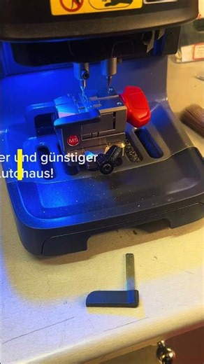 Autoschlüssel nachmachen & programmieren in Stuttgart Schlüsseldienst Emil #shorts