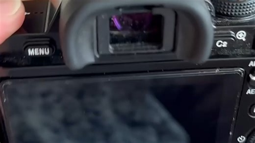 索尼A7全画幅微单视频直播清晰流畅，色彩真实，户外旅行、家居拍摄轻松应对，是创作者值得信赖的伙伴。