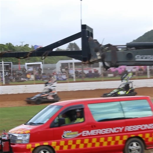 Peter Rees is an absolute weapon! Even with a flat tyre!! #fitzroymotorsport #wellingtonspeedway #superstock | Fitzroy Motorsport