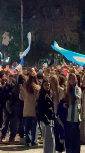 Las minitas salieron a festejar que #argentina clasificó a las semis del #mundial #shorts #devoto
