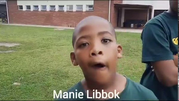 Carpe Diem-leerders wys ons hoe jy saamstaan in ’n skrum en hoe druk jy ’n drie met spanwerk wanneer jy die groen en goud dra! Hierdie video sal elke Bok-ondersteuner se hartsnare aanraak en die Bokke aanvuur in hulle stryd môre. Carpe Diem se harte is sonder twyfel trots Suid-Afrikaans, binne-in die Springbok-kamp. | George Herald