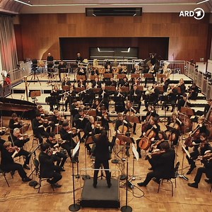 Arthur Honegger war Schweizer, bedeutender Vertreter der Groupe des Six - und er liebte Eisenbahnen. Kein Wunder also, dass eines seiner berühmtesten Werke "Pacific 231 - Mouvement symphonique Nr. 1" nichts weniger ist als eine vertonte Eisenbahnfahrt. 🚂 Am 27. November 1955, heute vor 69 Jahren, verstarb der Komponist in Paris. 🖤 👉 Ihr seht einen Ausschnitt der Tondichtung mit dem Symphonieorchester des Bayerischen Rundfunks unter der Dirigentin Erina Yashima. #honegger #pacific231 #symphony