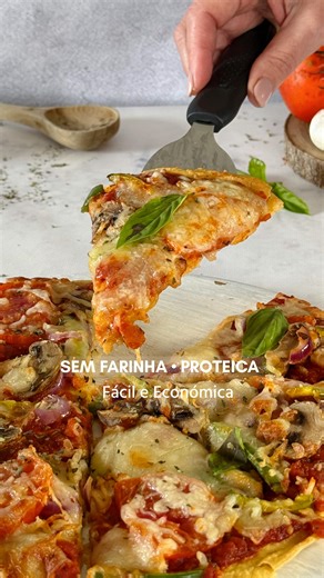 Panelinha de Sabores Sandra Nereu | 2 INGREDIENTES • BAIXO EM CALORIAS • 15 min Uma base de pizza sem farinha, logo sem glúten, proteica, rica em fibra e super leve. Feita... | Instagram