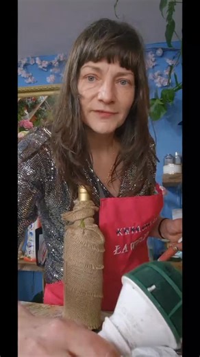 Kwiaciarnia Ławeczka on Instagram: "Tutorial 😁 wino plus kwiaty 😁#kwiaciarniatczew #kwiaciarnia #kwiatytczew #kwiatypolska #tczew_i_okolice"