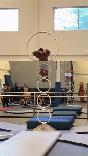 how we're jumping into 2026 🪩🕺 Cirque du Soleil JOYÀ 🤸‍♂️ Roberto Alvarrez Book your tickets NOW! 🎪 cirk.me/3HPkrOL | Cirque du Soleil