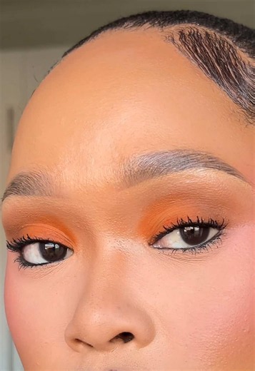 Give me an easy eyeshadow look that’s going to take less than 10 minutes any day 😍🧡 #beautycreator #beautytok #makeuptherapy #eyeshadowtutorial