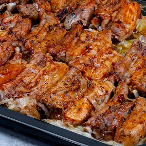 Cette recette de côtes levées au four a battu tous les records ! Ingredientes: côtes de porc: 2 kg graines de poivre noir: 10 g graines de coriandre: 10 g sel: 10 g vinaigre balsamique: 10 ml mayonnaise: 50 g oignon: 4 pc huile: 30 ml chou: 1 pc sel: 10 g paprika doux: 10 g basilic: 10 g | Cookrate - France