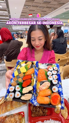 KULINERSBY | Kuliner Surabaya on Instagram: "GRAND OPENING! AEON Supermarket Pakuwon Mall Surabaya Yes! Ini dia AEON Supermarket TERBESAR & pertama di Jawa Timur 🥹🔥 Mulai dari Food Street sampai Supermarket, semuanya lengkap banget 👇🏻 🍣 Food Street wajib eksplor Sushi, odeng, karaage, tempura, takoyaki, dan masih banyak lagi 🤍 Plus seating area dengan ornamen estetik & lampu-lampu Instagramable 📸✨ 🌶️ Team pedas merapat! Khusus Surabaya, ada menu pedas favorit: • Sushi Geprek • Roti Bakso