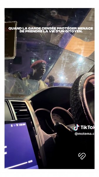 🤍🇨🇩 Un citoyen menacé de mort par un élément de la Garde républicaine en pleine rue, sans aucune raison. 🤦🏾‍♂️ Donc porter l’uniforme de la Garde républicaine et une arme donne le droit de t*uer ? #motemacd #congolaise🇨🇩
