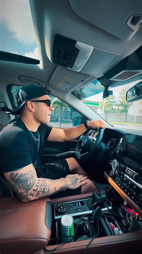 Yomil on Instagram: "Explícale y dime que ya escuchaste este temazo junto @el_niwo_ que está disponible 💚🔥"