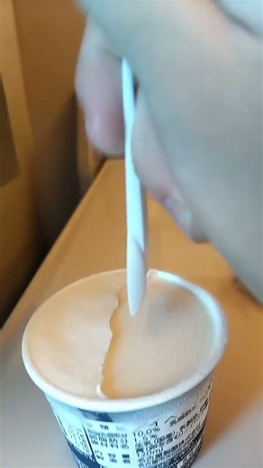 【ｶﾞｯﾁｶﾞﾁ】新幹線のすごい硬いアイスってこういうこと。 #鉄道 #アイス #新幹線 #shorts