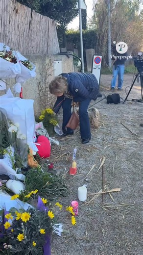 Purepeople on Instagram: "Le lendemain du décès de Brigitte Bardot, les hommages se poursuivent devant La Madrague 🕊️ À Saint-Tropez, l’émotion ne retombe pas. Le lendemain de la disparition de Brigitte Bardot, de nombreux admirateurs continuent de se rassembler devant La Madrague. Fleurs, bougies, messages, silences… Un recueillement spontané et respectueux pour saluer celle qui a profondément marqué le cinéma, la liberté des femmes et la cause animale. Ici, plus qu’un lieu, La Madrague est de