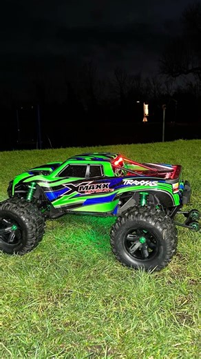 Traxxas Xmaxx ultimate and mini maxx! buddy Learning to jump #traxxas #xmaxx#minimaxx #ukrc #rccar