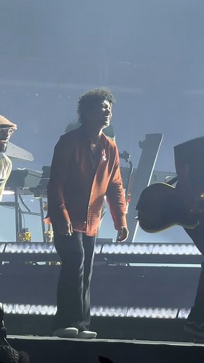 🇧🇷 BRASIL Bruno Mars on Instagram: "🕺🏽 "RUNAWAY BABY" Bruno Mars é um verdadeiro showman! - @brunomars #brunomars"