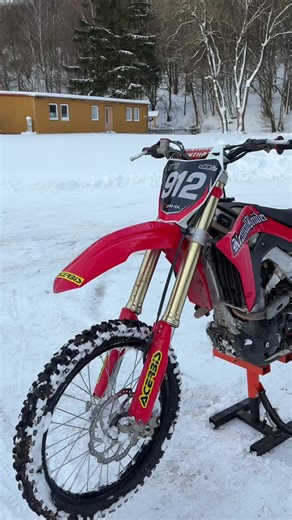 Exploring the Honda CRF250R Dirt Bike