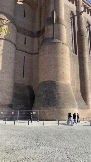 This guy is an idiot.First of all who is saying “you need a degree to build a house” ?Is his brain damaged?Second, medieval artists earned Baccalaureus, followed by a Magister Artium (Master of Arts) which is where we get our “bachelors” and “masters” degrees from.Architects of grand palaces, churches, basilicas and mansions were built by architects who earned credentials in stonemasons' guilds through apprenticeships and then earned the rank of Magister.Out of all the things this guy could show