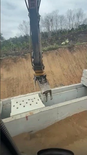 Excavator Operator Shows Perfect Precision 😳
