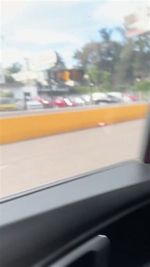 LETRERO GRANDE SE CAE Y DESTRUYE VEHÍCULOS DE LUJO