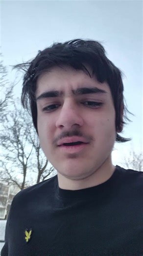 går i t shirt och shorts