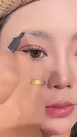 Beginner's Eyebrows Tutorial: Perfect Your Makeup Skills