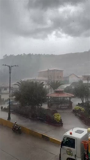 #Video/Foto #Senamhi #Minam En Áncash, desde el distrito de Yauya se reportó lluvia intensa, tal como se informó en el aviso vigente. Se prevé que estas precipitaciones (lluvia, granizo, nieve y aguanieve) continúen hasta el 10 de enero y estén acompañadas de descargas eléctricas y ráfagas de viento. https://www.senamhi.gob.pe/?p=aviso-meteorologico-vigente&a=2026&b=25502&c=00&d=SENA #PreparadosAnteLluviasIntensas Alista tu mochila de emergencia, organízate con tus vecinos y señala rutas de evac