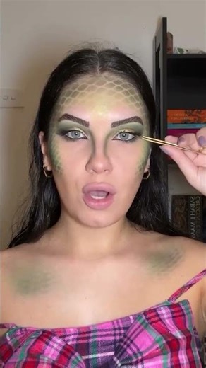 Transforming into Medusa with Stunning Makeup Artistry