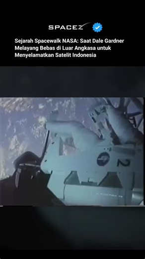 SpaceZ on Instagram: "Pada tahun 1984, astronot Dale Gardner melakukan salah satu spacewalk paling berani dalam sejarah manusia. Ia melayang bebas di luar angkasa hanya dengan bantuan jetpack Manned Maneuvering Unit (MMU) tanpa kabel pengaman. Dalam misi STS-51-A dengan pesawat ulang-alik Discovery, Gardner dan rekannya Joseph P. Allen berhasil menangkap kembali dua satelit yang gagal mengorbit, yaitu Palapa B2 (milik Indonesia) dan Westar VI. Aksi heroik ini menandai pertama kalinya manusia ber