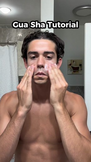 Gua sha can give you a better jawline and transform your facial structure 🤩🌟 #mengottabebetter #menslifestylecreator #menshacks #jawlineesculpting #jawlineenhancement