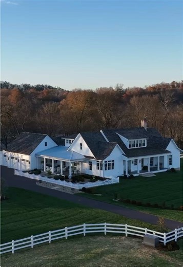 Cozy country charm meets English design 🌿 Interior designer Kelly Rhea’s farmhouse is filled with bold patterns, rich textures, and rooms meant to be lived in—set against rolling fields and mountain views. Watch Kelly’s home tour at HOMEWORTHY.COM!! #homeworthy #tennesseehome #easttennessee #countryhome #farmhouseliving