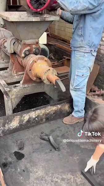 Coal rod machine, also known as coal rod extruder, uses the principle of spiral extrusion to press raw materials such as coal powder into circular, hexagonal and other shaped coal rods. No need for carbonization and drying equipment, saving investment and land occupation, suitable for various coal processing scenarios. #Coalpowderformingequipment#Coalpowderballformingequipment#Coalpowderparticleformingequipment#Smokelesscoalformingequipment#Anthraciteballformingequipment