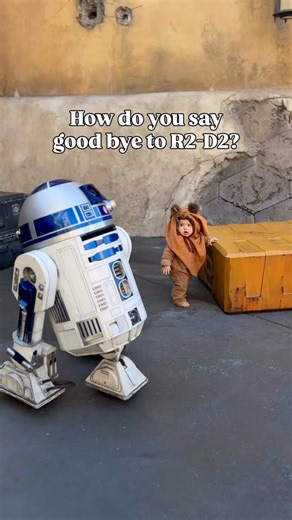 How does our baby Ewok say goodbye to R2-D2 on Batuu? Not with words, but with wonder. A tiny pause. A small step closer. One soft little hand reaching out, then she looked down at it and slowly opened her fingers, like she was trying to understand what just happened. R2 chirped, tilted his dome, and somehow that was enough. No rush. No waves. Just a quiet, curious goodbye between a baby Ewok and a galactic legend. On Batuu, even the smallest moments feel big. And some goodbyes aren’t endings at
