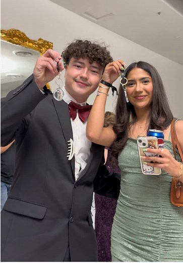 absolutely obsessed with this!! Not only do your wedding guest get their Photo Booth photos but they can get it in a keychain which makes the perfect party favor. Such a good idea for 2026 weddings ✨ Vendor: @pixaboothllc #weddingtiktok #2026bride #weddinginspo #bridetobe #weddingvendor