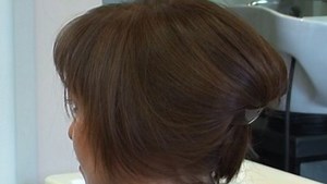 Faire un chignon avec des cheveux courts - Minutefacile.com