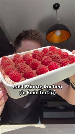 Last Minute (Muttertags) Kuchen 🍰 Auch perfekt zum Abnehmen!! ✅ 6min fertig ✅ gesund, einfach & lecker 📥 speicher dir das Rezept ab und teile es mit deinen Freunden ❤️ ‼️auf der anderen Plattform könnt ihr 15x das neue Rasberry White Chocolate Flavor 🔥❤️ Zutaten: 6 Löffelbisquit 100 Kaffee oder Kakao 400g Magerquark 12g Flavor Powder (bei mir das neue) optional: 20g neutrales Protein 100ml Mandelmilch für extra Cremigkeit & Protein 125g Himbeeren Werte (ganze Form) 720kcal 12g Fat 94g Carbs 7