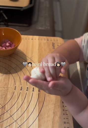 娘とミニパン作り🥐💖前に娘とミニパン作って、ストーリーにあげた時沢山の方がDMで動画みたい！と仰ってくれて、、動画撮ってみました😖🫶💖💖 皆様沢山のDMありがとうございます😖💖🫶 ※材料 12個 強力粉 100g 砂糖 10g 塩 2g ドライイースト 1.5g 牛乳 35g 水（人肌）30g 無塩バター 10g ①ホームベーカリーに捏ねを任す。ひとまとまりになったらバター追加。（全部で20分捏ねてます） ②一次発酵 30°60分 ③ガス抜き 12分割 ベンチタイム10分 ④成形 ⑤最終発酵 35°30分 ⑥200°予熱 ⑦牛乳を表面に塗る。 ケチャップトッピング ⑧200°10分焼いていく （オーブンによって焼け色変わるので調整） #主婦の日常 #パン #趣味 #bakery #子供のいる暮らし