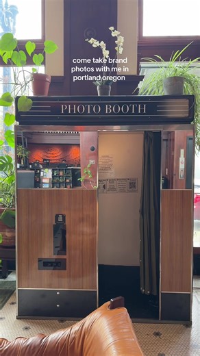 I finally visited the famous Clyde hotel in Portland to see their photo booth. Super cute vibes and a great spot to stop and grab a few pics! #photobooth #portland #florist #film #hotel