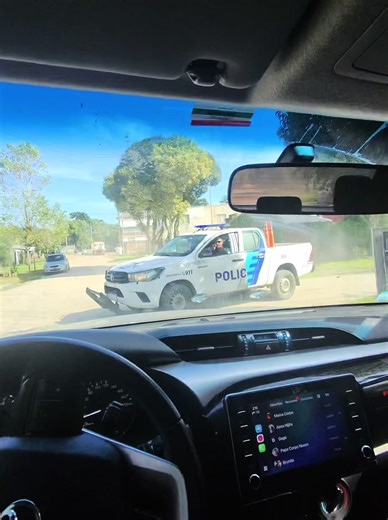 Hoy me tocó vivir una situación tan absurda como indignante. Circulando con mi camioneta, fui interceptado por un móvil policial y obligado a bajar a punta de pistola. Para ellos —basándose en información completamente errónea— yo era un delincuente manejando un vehículo robado. Terminé con las manos apoyadas sobre el patrullero, expuesto delante de todos, mientras la gente miraba. La escena era clara: para cualquiera que pasara, yo era el sospechoso. Quiero ser justo: el personal policial actuó