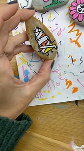 Another quick candy corn design for Halloween #halloweencrafts #paintedrocks #halloweenrocks #halloweencraft | Rock Painting 101