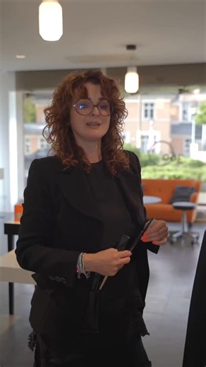 2.1K views · 3 comments | Möchtest du lernen, wie du das hintere Haar nahtlos mit dem vorderen verbindest? ✨ @milenagudalovic zeigt es dir! In diesem Video aus ihrer Calligraphy Tip Serie erklärt sie Schritt für Schritt, wie du mit einer einfachen Technik einen perfekten Übergang kreierst. 懶 #calligraphycut | Calligraphy Cut | Facebook