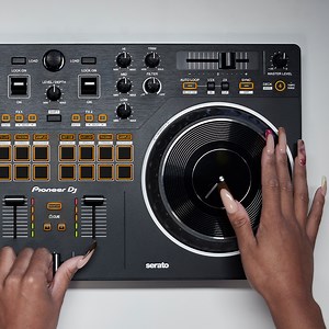 If you’re new to the art of scratching, Tracking Scratch is a great tool to easily create pro scratches as you continue to master your craft on the DDJ-REV1. Check out the full walkthrough video here: https://bit.ly/36DBgcX | AlphaTheta/Pioneer DJ Global