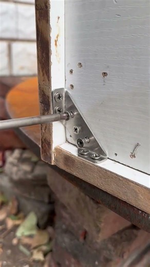 Table and chair fixed corner brackets