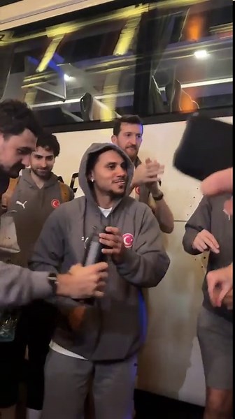 12 Dev Adam Zaferi Erik Dalı ile Kutladı, Larkin'in Hareketleri Alanı Coşturdu